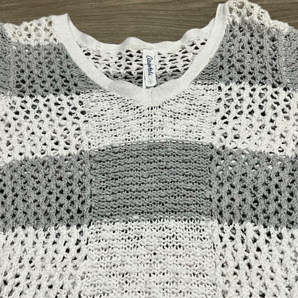Aeropostale Gray and White Striped Long Sleeve V-Neck Knit Sweater Small - Picture 3 of 8
